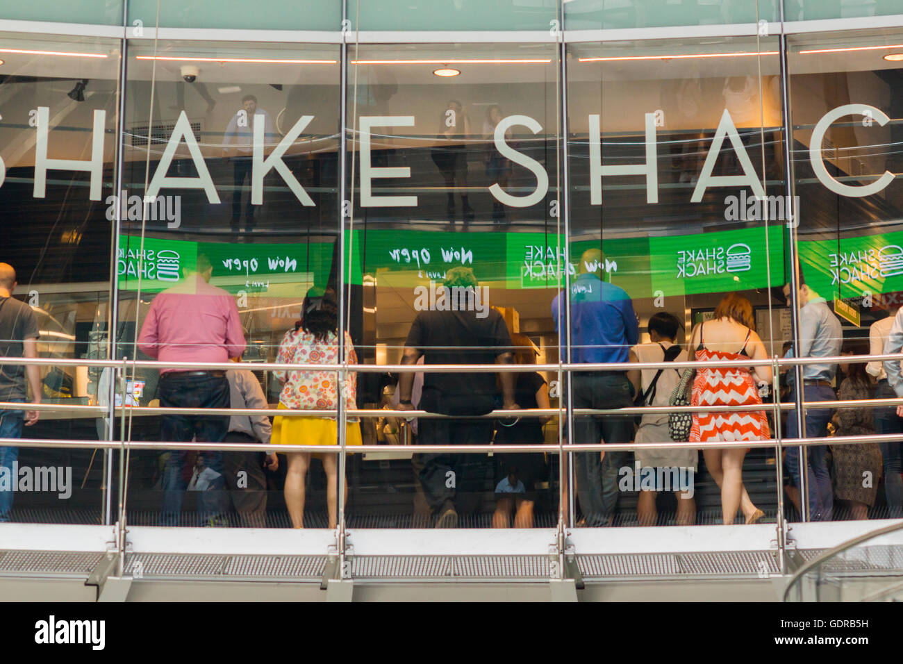 Massen von sabbern Mittagessen Zeit Burger Liebhaber Line-up im neu eröffneten Shake Shack Restaurant im Zentrum Fulton in Lower Manhattan in New York am Montag, 18. Juli 2016. (© Richard B. Levine) Stockfoto