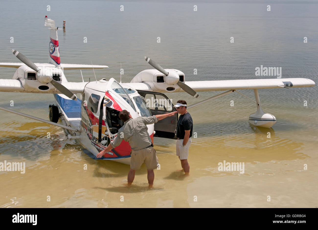 Lehrer und Schüler mit einem Wasserflugzeug auf See Weir Florida USA Stockfoto