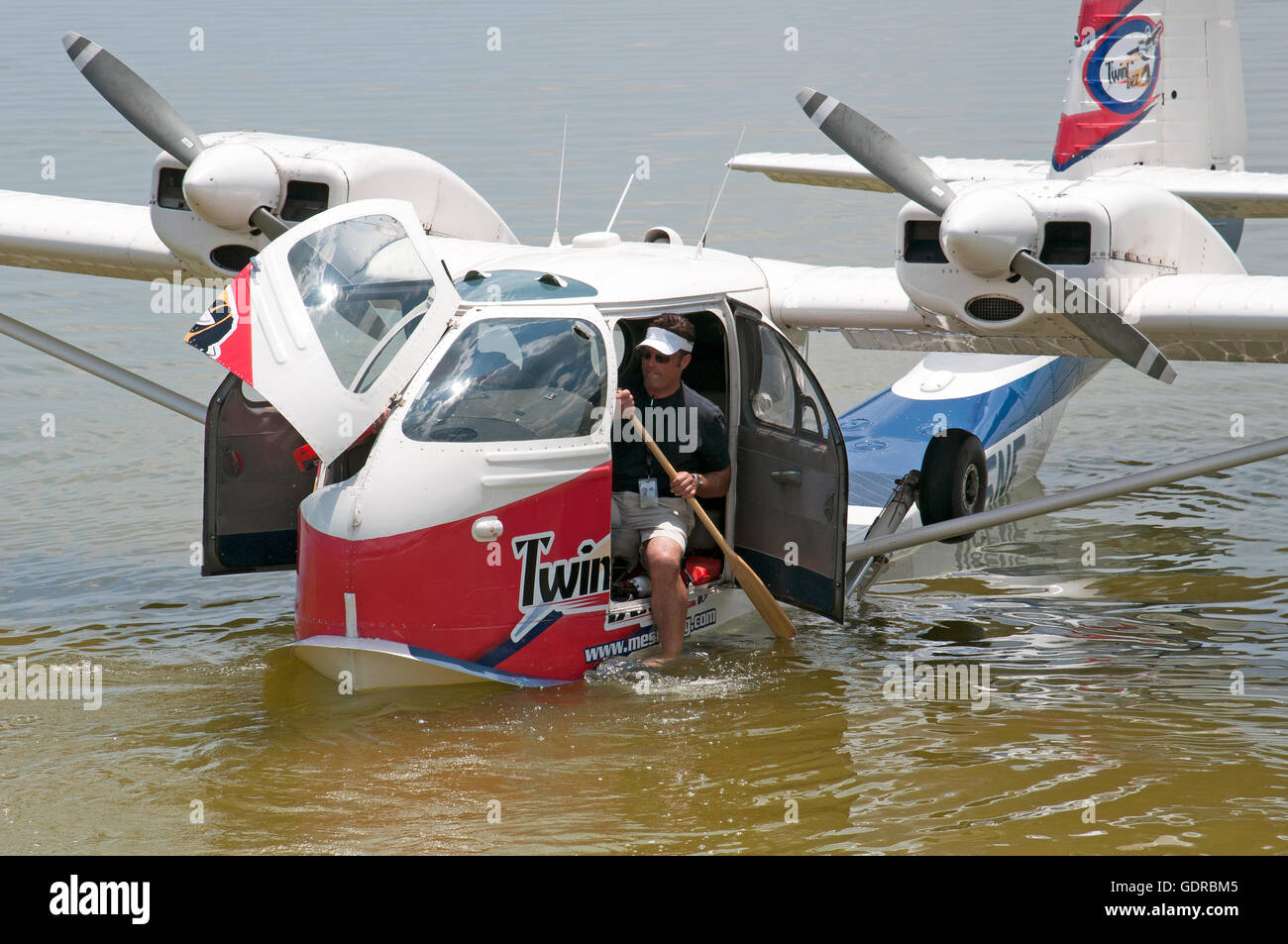 Lehrer und Schüler mit einem Wasserflugzeug auf See Weir Florida USA Stockfoto