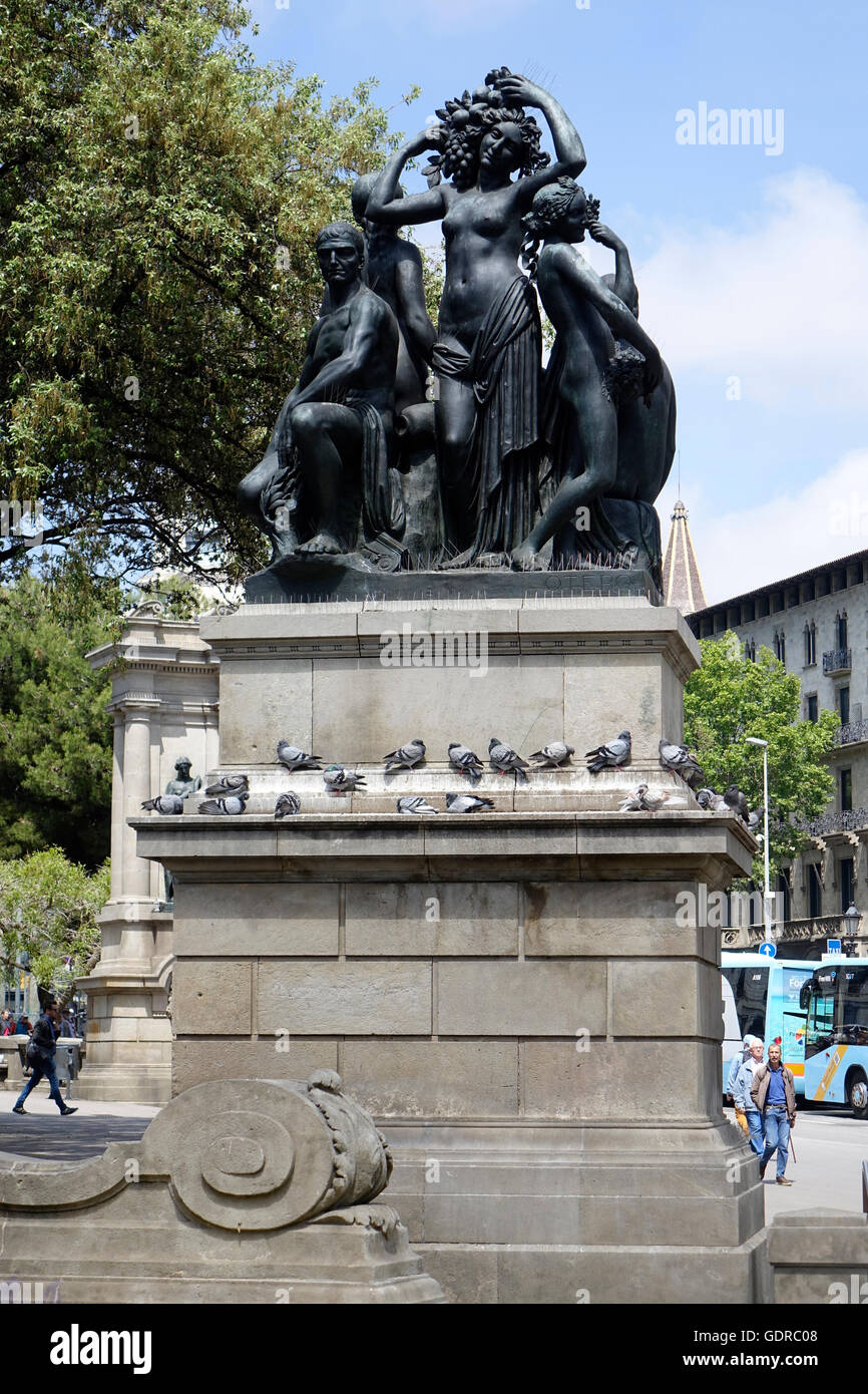 Eines der vielen Skulpturen in Barcelonass Plaza Catalunya. Stockfoto