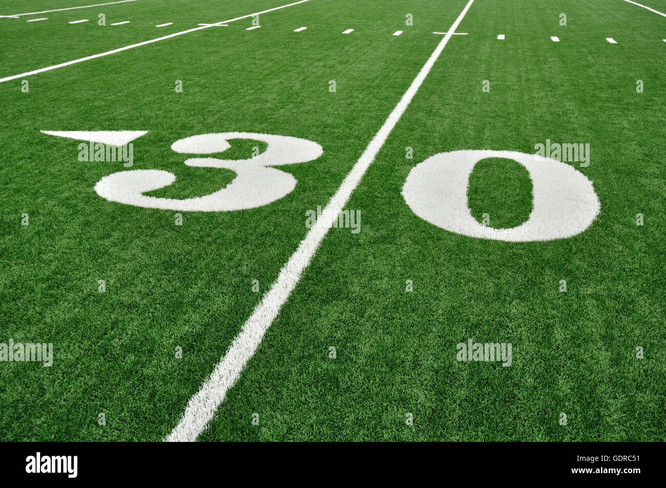 30-Yard-Linie auf American-Football-Feld mit Hash-Zeichen Stockfoto