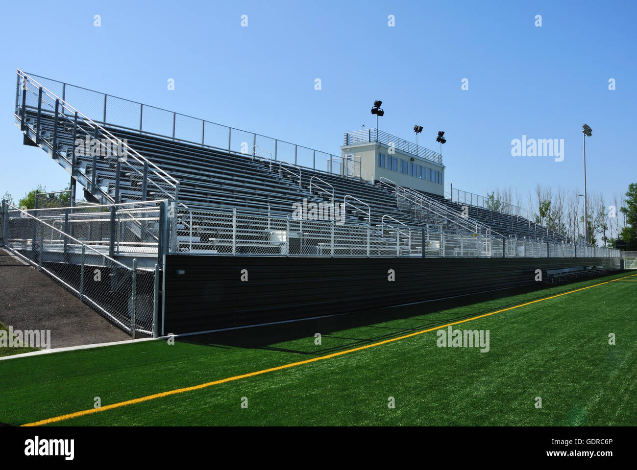 Tribüne der amerikanischen High School Football-Stadion Stockfoto