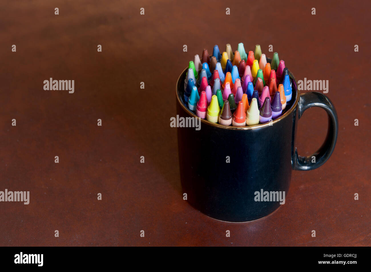 Viele Buntstift Bleistifte in Becher Stiftablage auf hölzernen Schreibtisch, verschiedenen und bunten Haufen Stockfoto