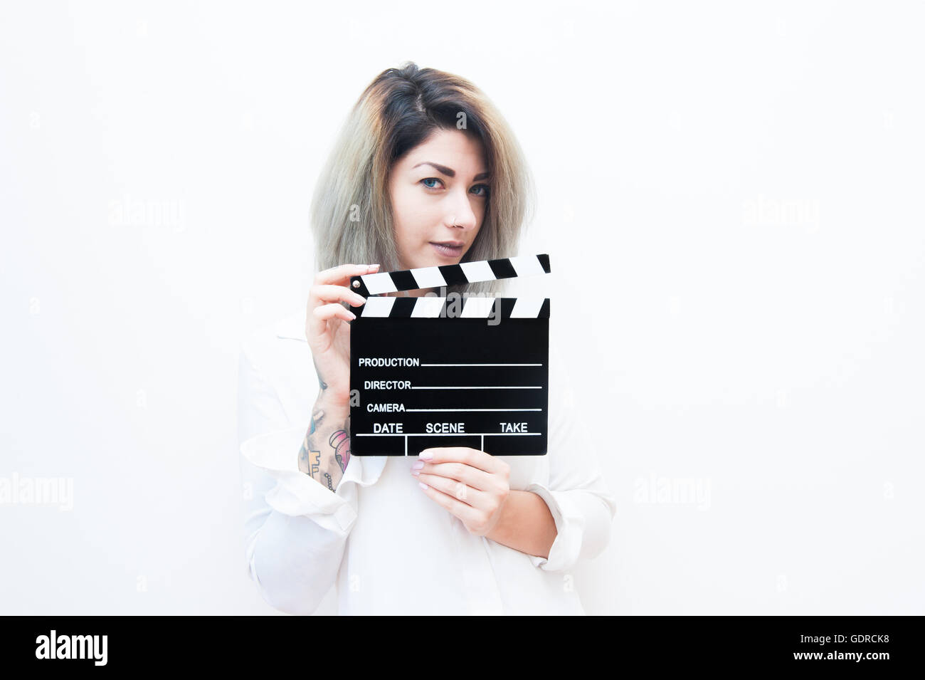 Junge blaue Augen blonde Frau Schauspielerin Vorsprechen mit Film Klöppel auf weißem Hintergrund Stockfoto