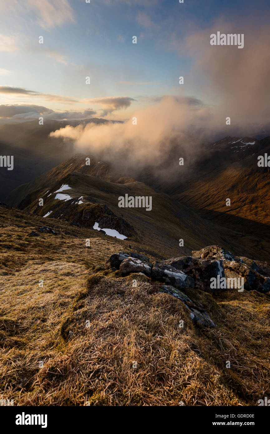 Sonnenstrahlen über Gleann Lichd bei Sonnenaufgang, fünf Schwestern von Kintail Stockfoto