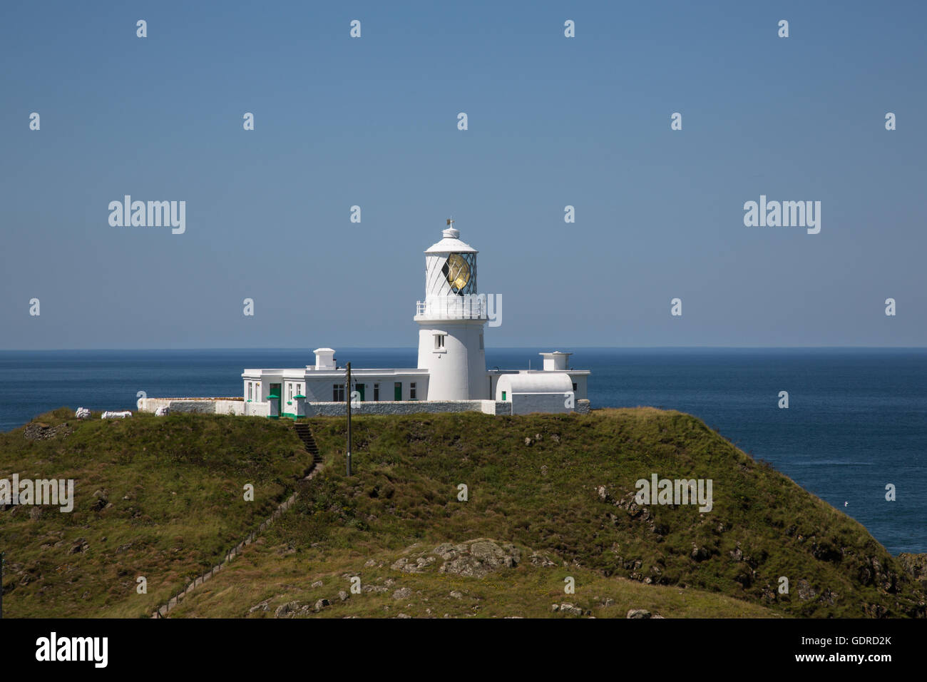 Strumble Head Leuchtturm, Pembrokeshire, an einem sonnigen Tag. Stockfoto