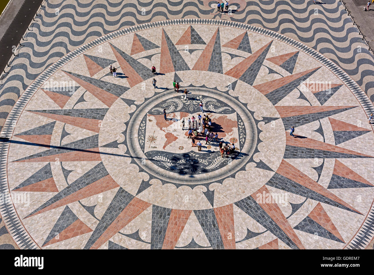Die großen Kompass im Pflaster vor dem Monumento ein Los Descubrimientos,  Lissabon, Stadtteil von Lissabon, Portugal, Europa Stockfotografie - Alamy