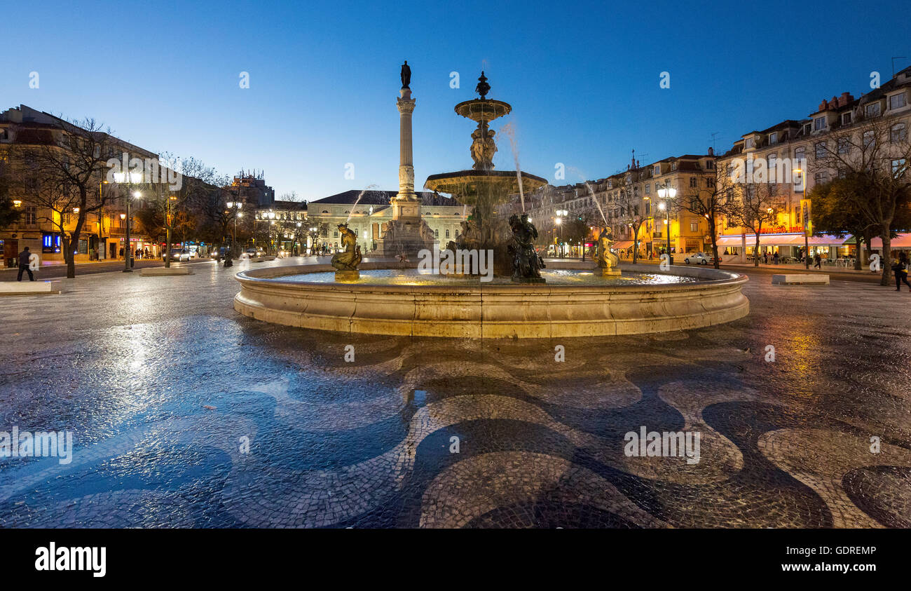 Brunnen, Rossio Platz, Pflastersteine in Wellenform, Wellenmuster, Nachtszene, blaue Stunde, Lissabon, Stadtteil von Lissabon, Portugal, Stockfoto