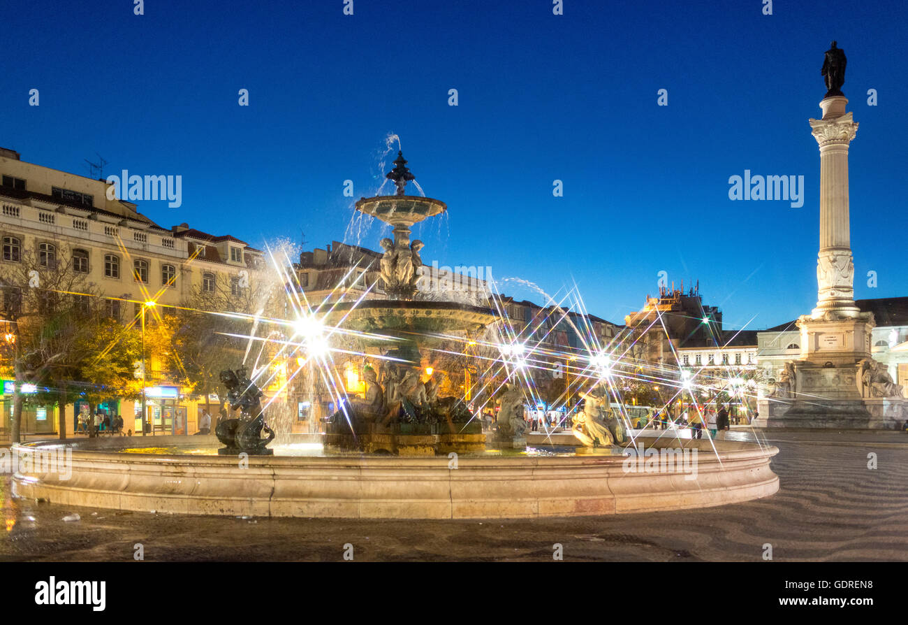 Brunnen, Denkmal, Rossio Platz, Pflastersteine in Wellenform, Wellenmuster, Nachtszene, blaue Stunde, Lissabon, Stadtteil von Lissabon, Stockfoto