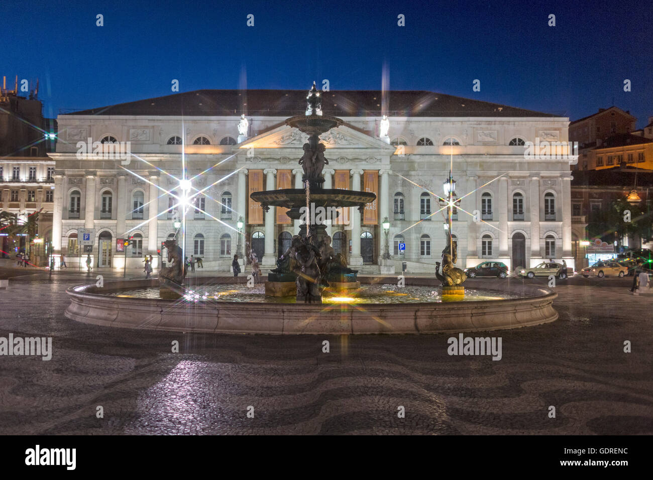 National Theater D. Maria II, Brunnen, Rossio Platz, Pflastersteine in Wellenform, Wellenmuster, Nachtszene, blaue Stunde, Lissabon, Stockfoto