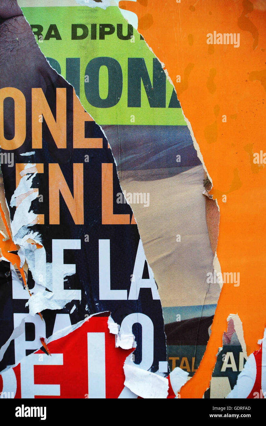 Zufällige Hintergrund Collage Typografie Papierstruktur auf Wand Stockfoto