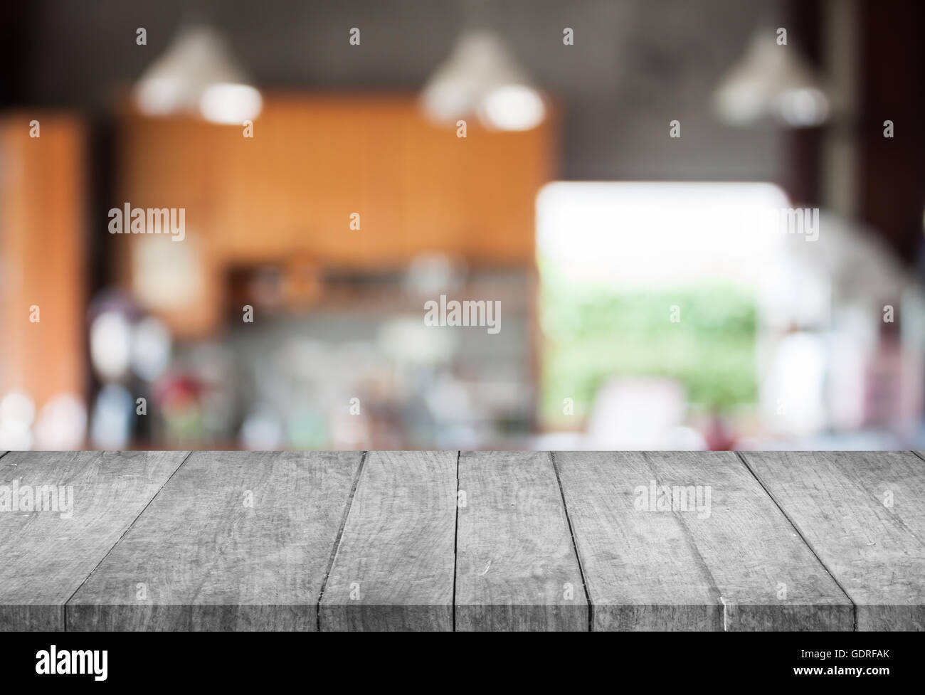 Schwarz / weiß Top aus Holz mit abstrakten Unschärfe Café Hintergrund, Fotoarchiv Stockfoto