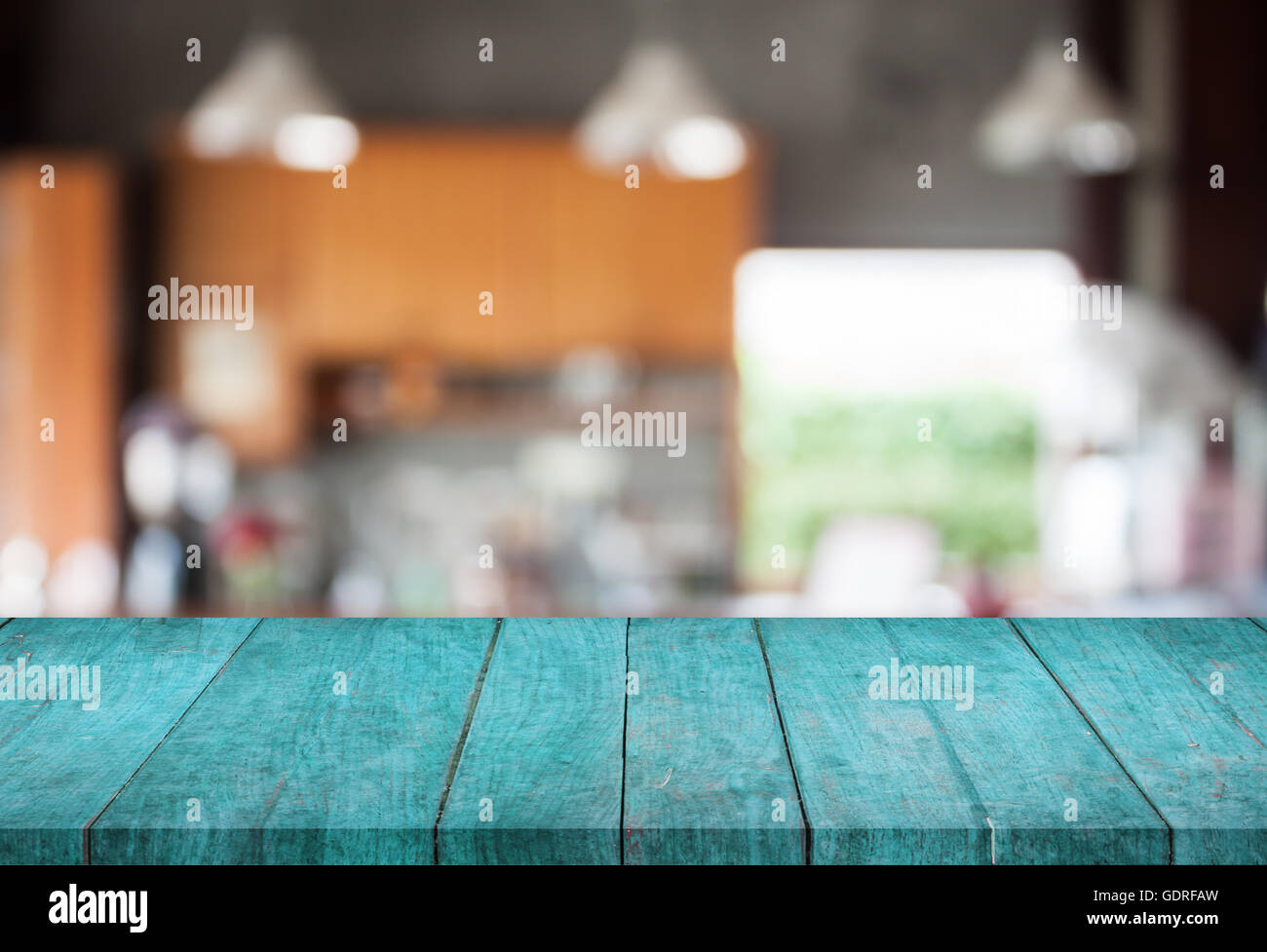 Blaues Top aus Holz mit abstrakten Unschärfe Café Hintergrund, Fotoarchiv Stockfoto
