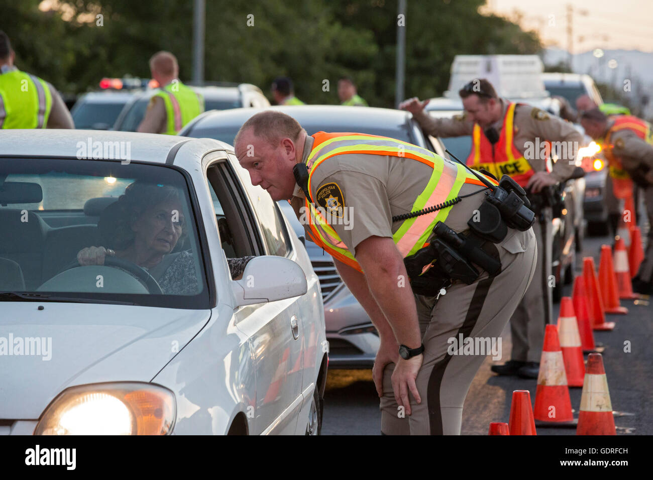 Las Vegas, Nevada - Polizei richten Sie eine Nüchternheit Checkpoint auf Las Vegas Valley Drive, Alkohol- oder Drogenmissbrauch Beeinträchtigung wird gesucht. Stockfoto