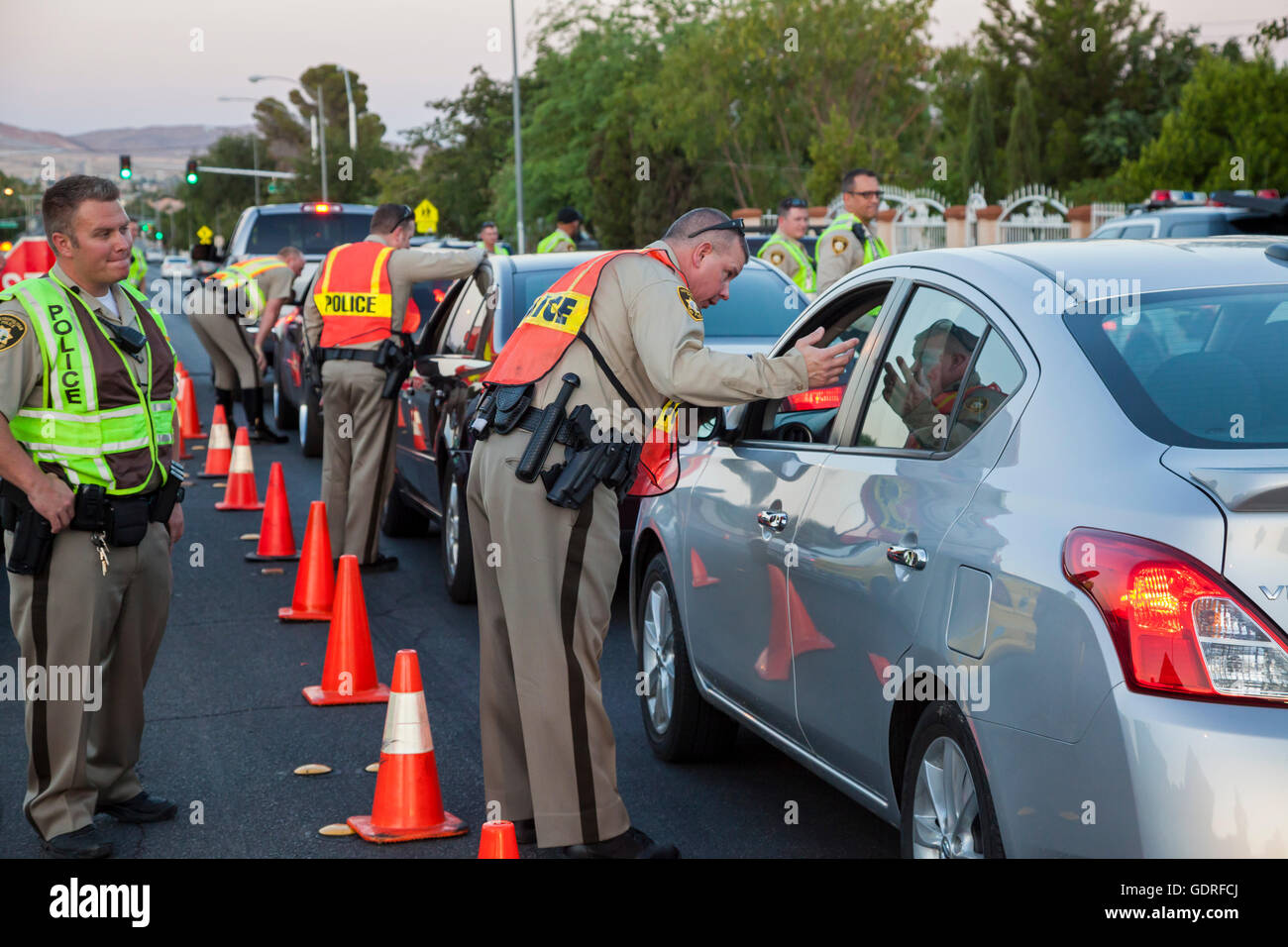 Las Vegas, Nevada - Polizei richten Sie eine Nüchternheit Checkpoint auf Las Vegas Valley Drive, Alkohol- oder Drogenmissbrauch Beeinträchtigung wird gesucht. Stockfoto
