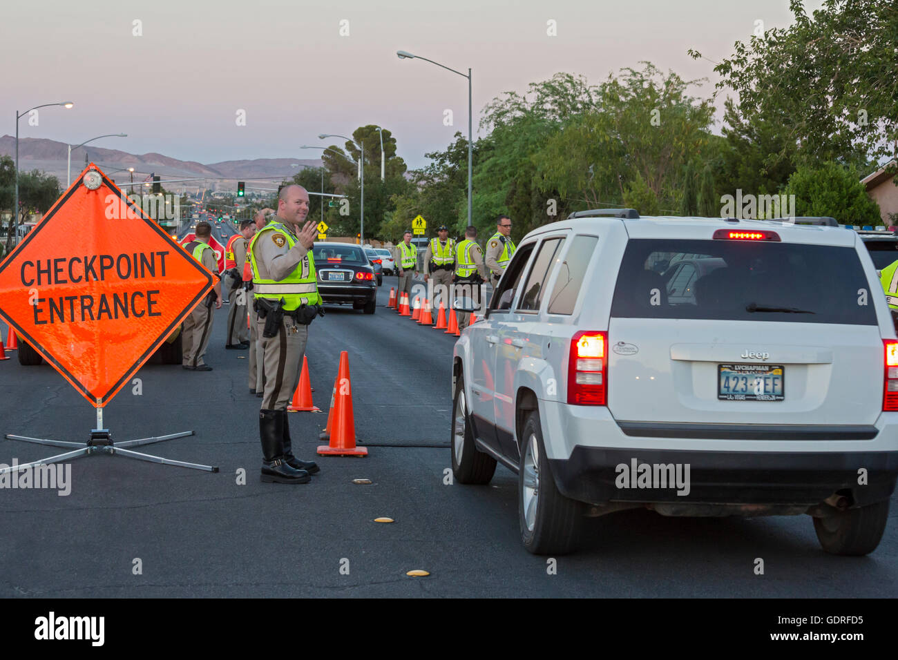 Las Vegas, Nevada - Polizei richten Sie eine Nüchternheit Checkpoint auf Las Vegas Valley Drive, Alkohol- oder Drogenmissbrauch Beeinträchtigung wird gesucht. Stockfoto