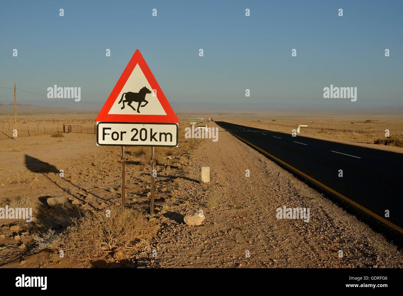 Weg durch die Wüste mit einem Warnschild Achtung Pferde, in der Nähe Aus, Karas Region, Namib, Namibia Stockfoto
