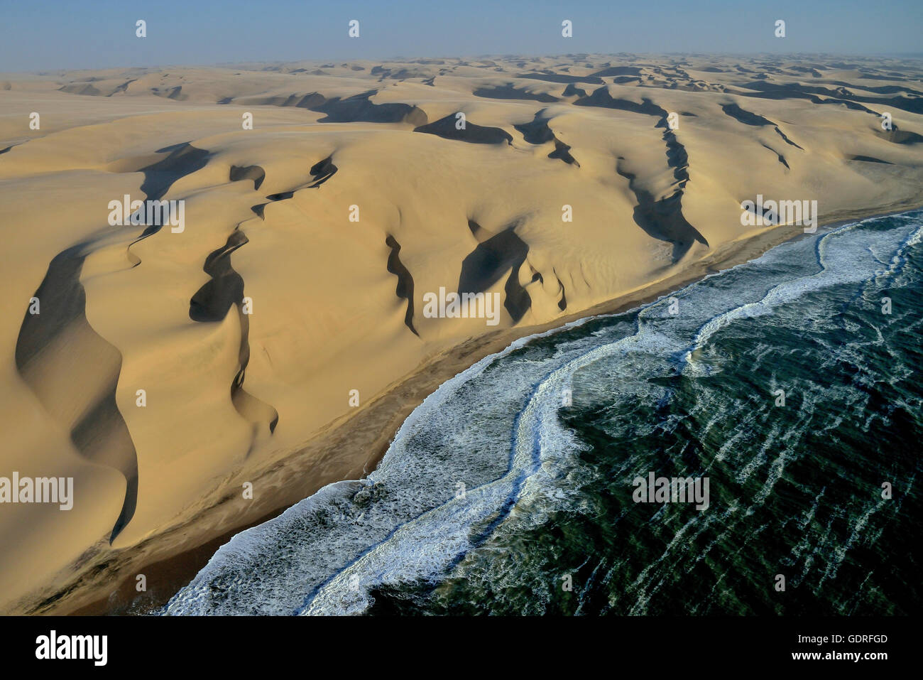 Luftaufnahme, Dünen Namib-Wüste, Atlantik, Wellen brechen an der namibischen Küste südlich von Sandwich Harbour Stockfoto