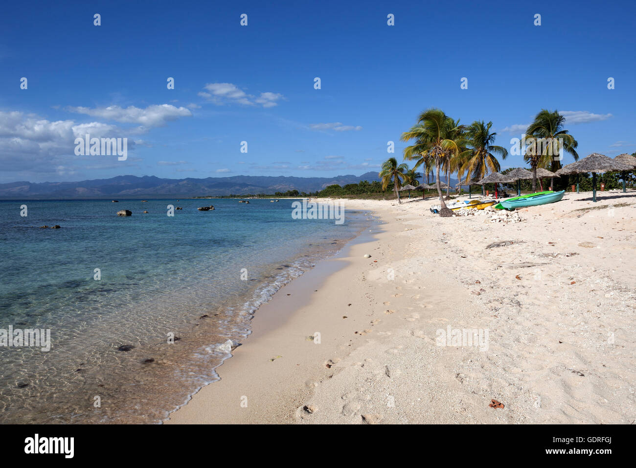 Tropischer Strand mit Palmen am Playa Ancon, in der Nähe von Trinidad, Provinz Sancti Spiritus, Kuba Stockfoto