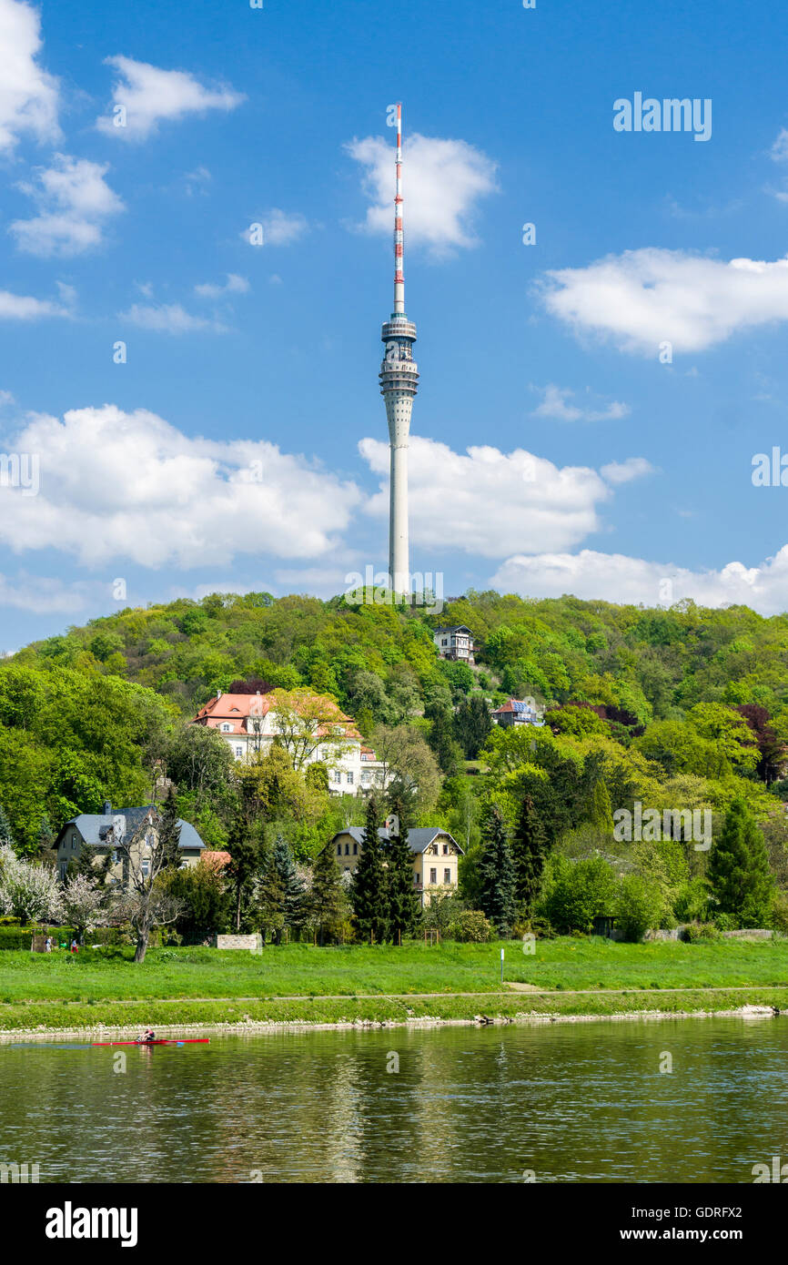 Dresdner Fernsehturm gesehen über den Fluss Elbe, Dresden, Sachsen, Deutschland Stockfoto