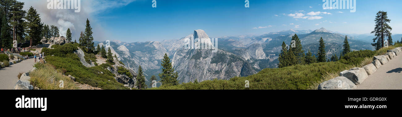 Blick vom Weg zum Glacier Point zum Yosemite Tal mit Half Dome, Yosemite-Nationalpark, Kalifornien, USA Stockfoto