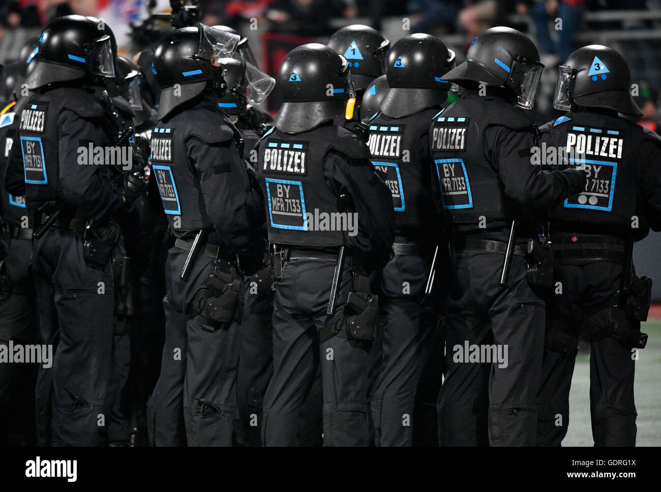 Polizei in Uniform vor Fans, Klassenerhalt, Nürnberg, Bayern, Deutschland Stockfoto