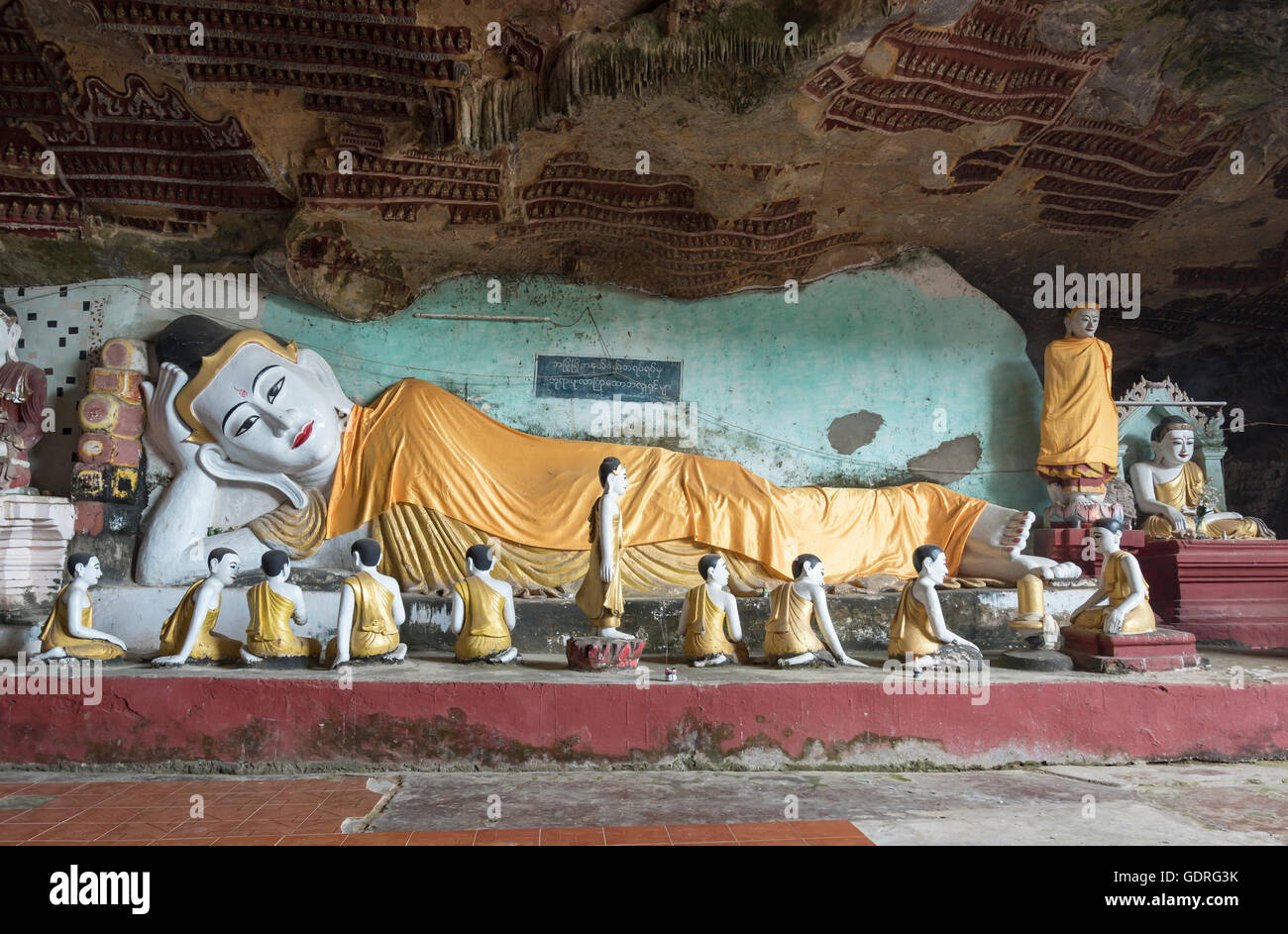 Liegender Buddha in Kaw-Goon Höhle Tempel, Mon State in Myanmar Stockfoto