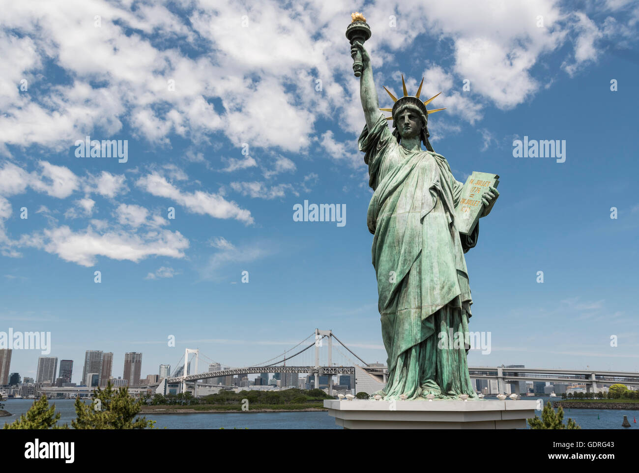 Replik der Statue of Liberty mit Regenbogen-Brücke, Odaiba Seaside Park, Bucht von Tokio, Japan Stockfoto