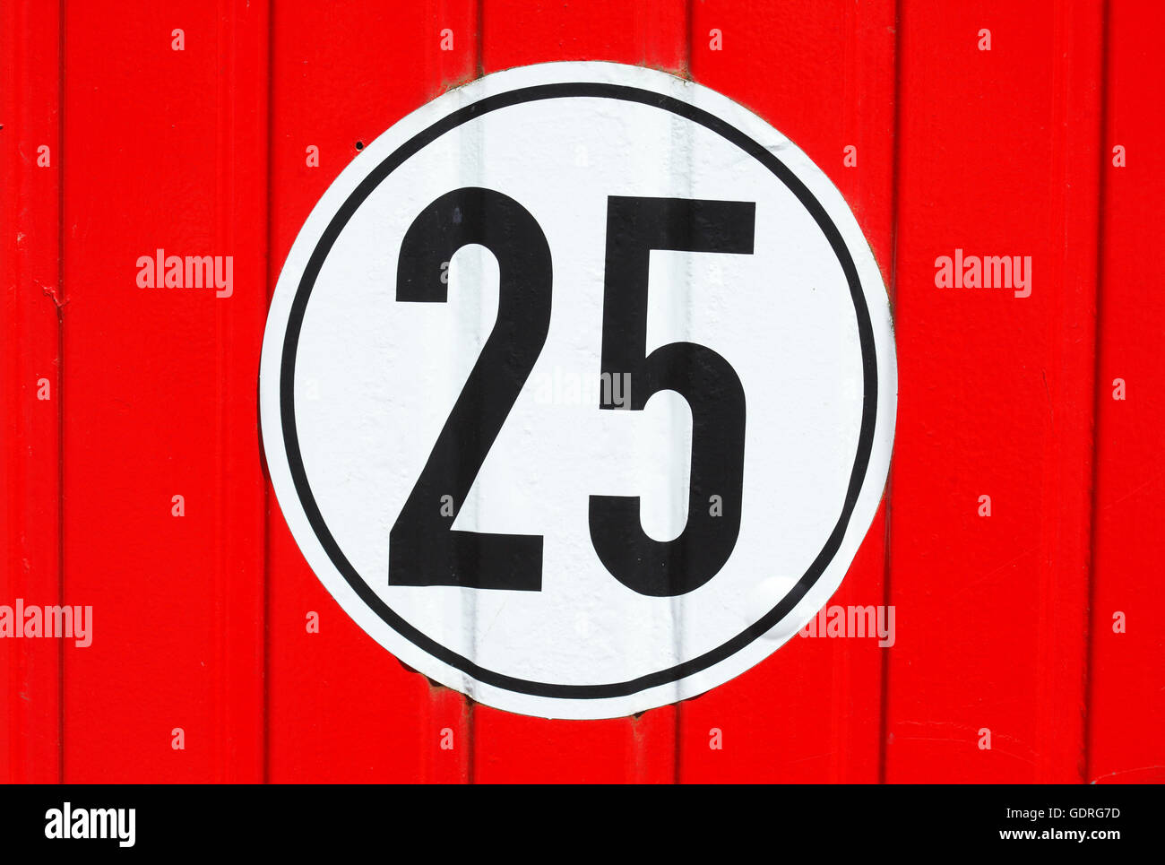 Verkehrszeichen, die Geschwindigkeit zu begrenzen 25 Km/h auf roten Holz Wand, Mecklenburg-Western Pomerania, Deutschland Stockfoto