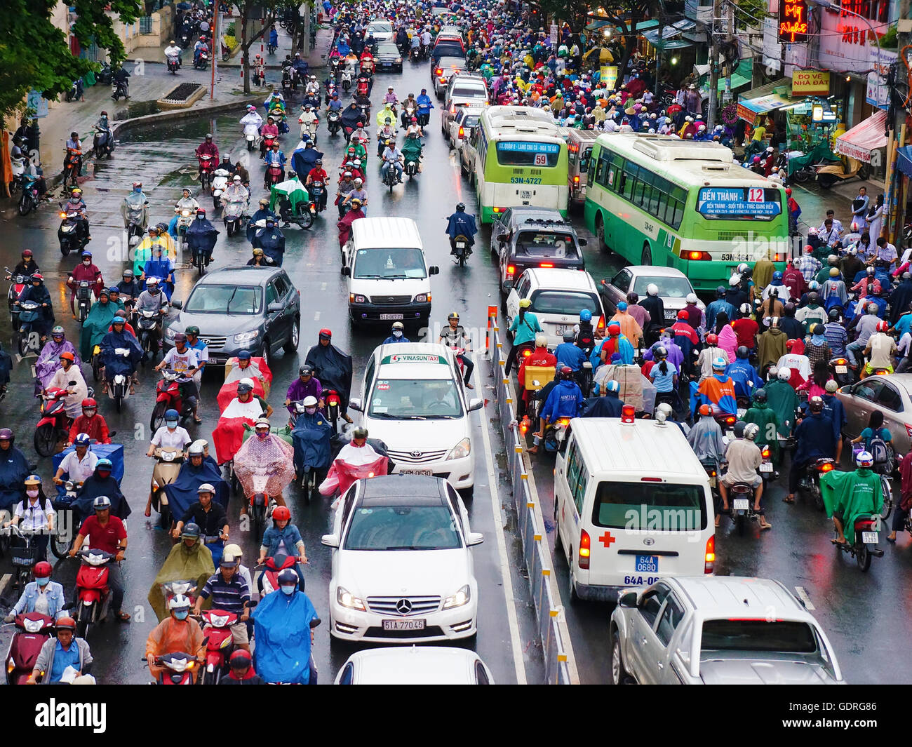 bunte Szene von Asia City in der Hauptverkehrszeit nach Regen am Abend, Stockfoto