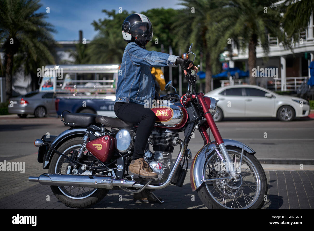 Motorradfahrerin. Das britische Royal Enfield Motorrad wird jetzt in Indien hergestellt. Thailand S. E. Asien. Frau auf dem Motorrad Stockfoto