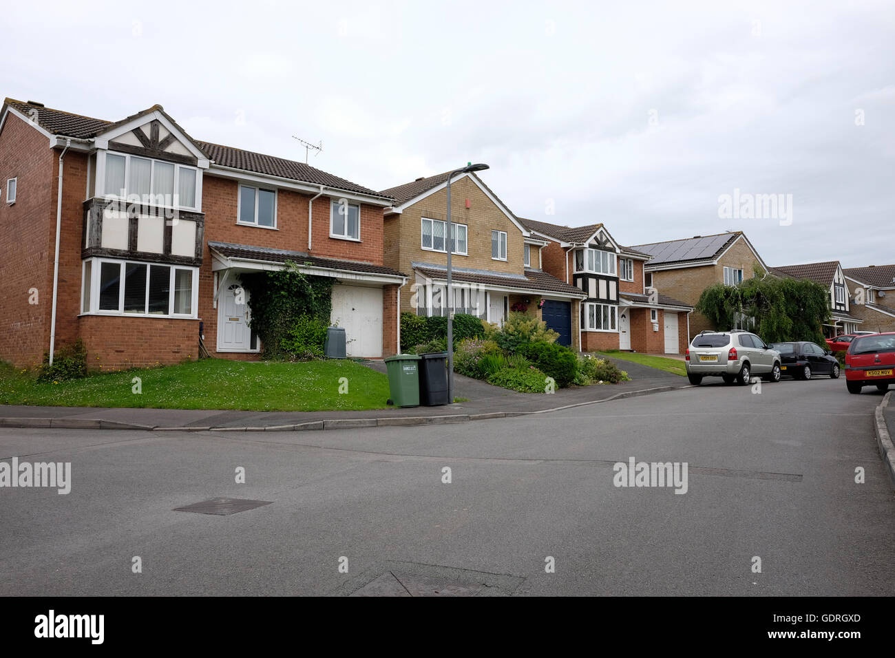 Reihe von typisch britischen Häusern aus dem späten 20. Jahrhundert, diese sind im Bradley Stoke im Norden von Bristol. Juni 2016 Stockfoto