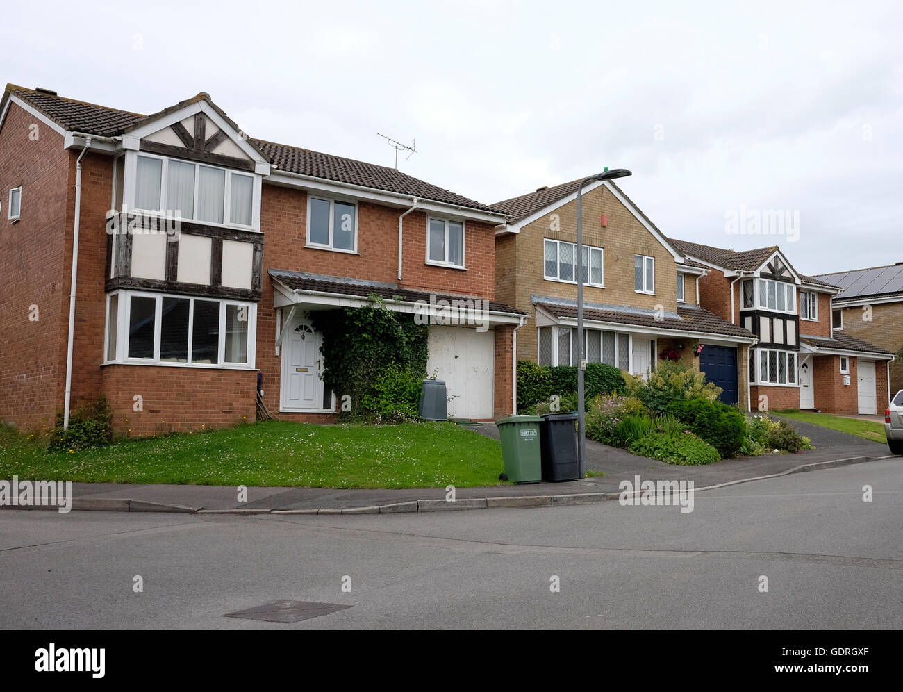 Reihe von typisch britischen Häusern aus dem späten 20. Jahrhundert, diese sind im Bradley Stoke im Norden von Bristol. Juni 2016 Stockfoto