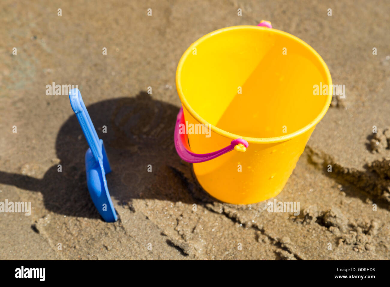 Spielzeug Schaufel und Eimer im Sand. Stockfoto