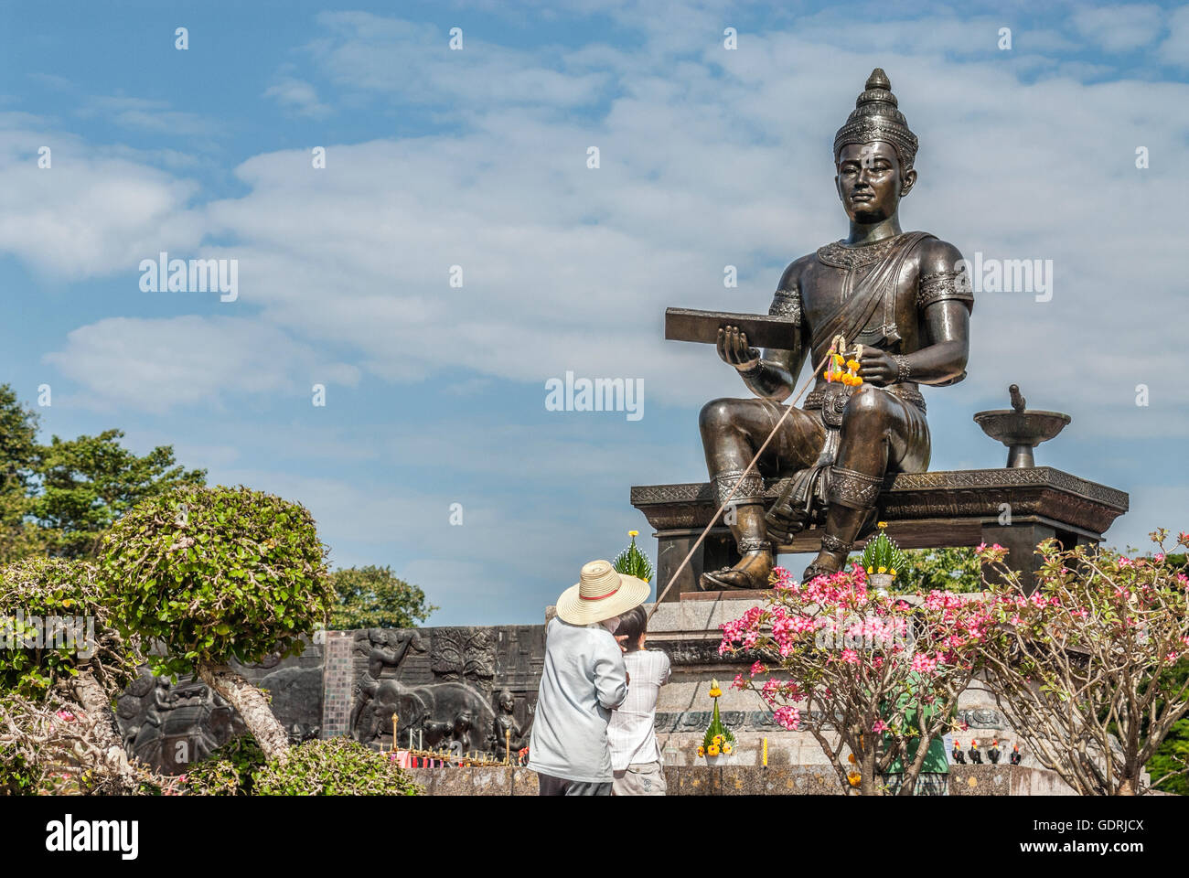 Denkmal von König Ramkhamhaeng der große, wen, das thailändische Alphabet, Sukhothai Historical Park, Thailand erfunden Stockfoto