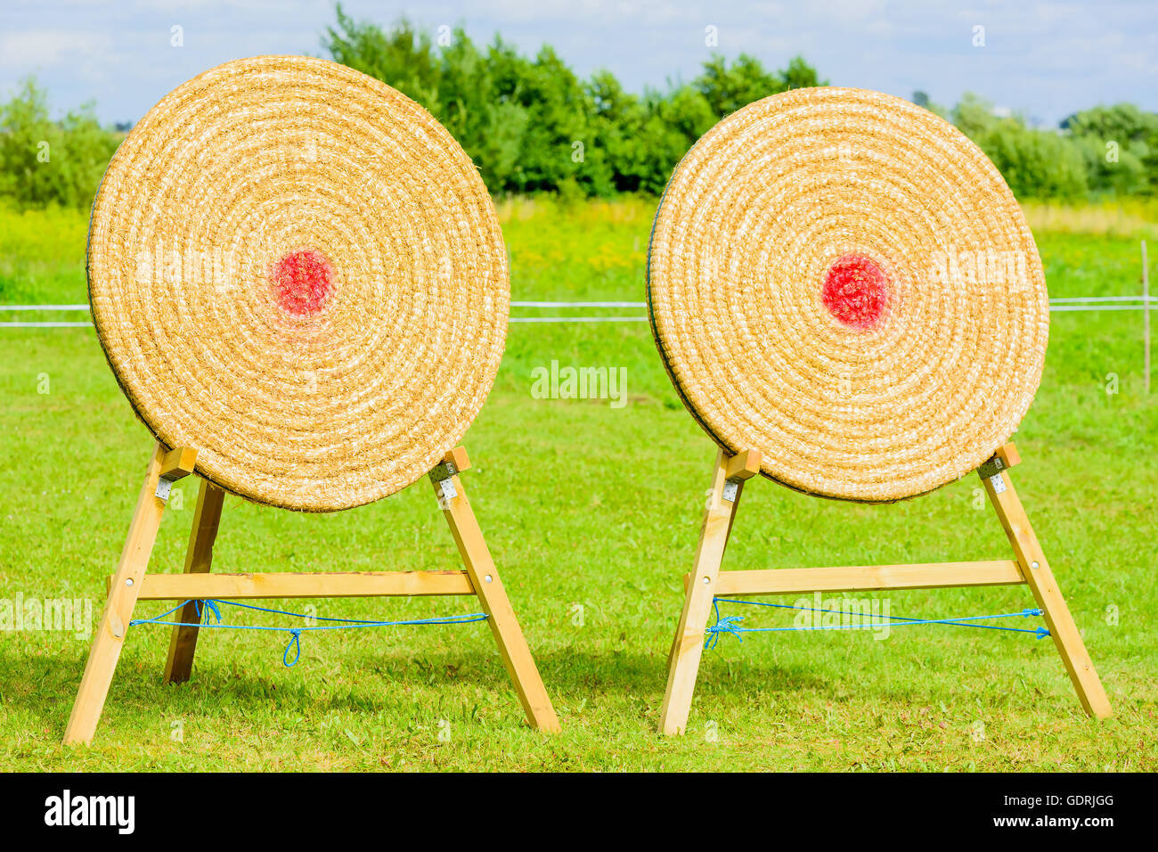 Outdoor-Zielscheibe aus Stroh mit einem roten Punkt als Volltreffer. Stockfoto