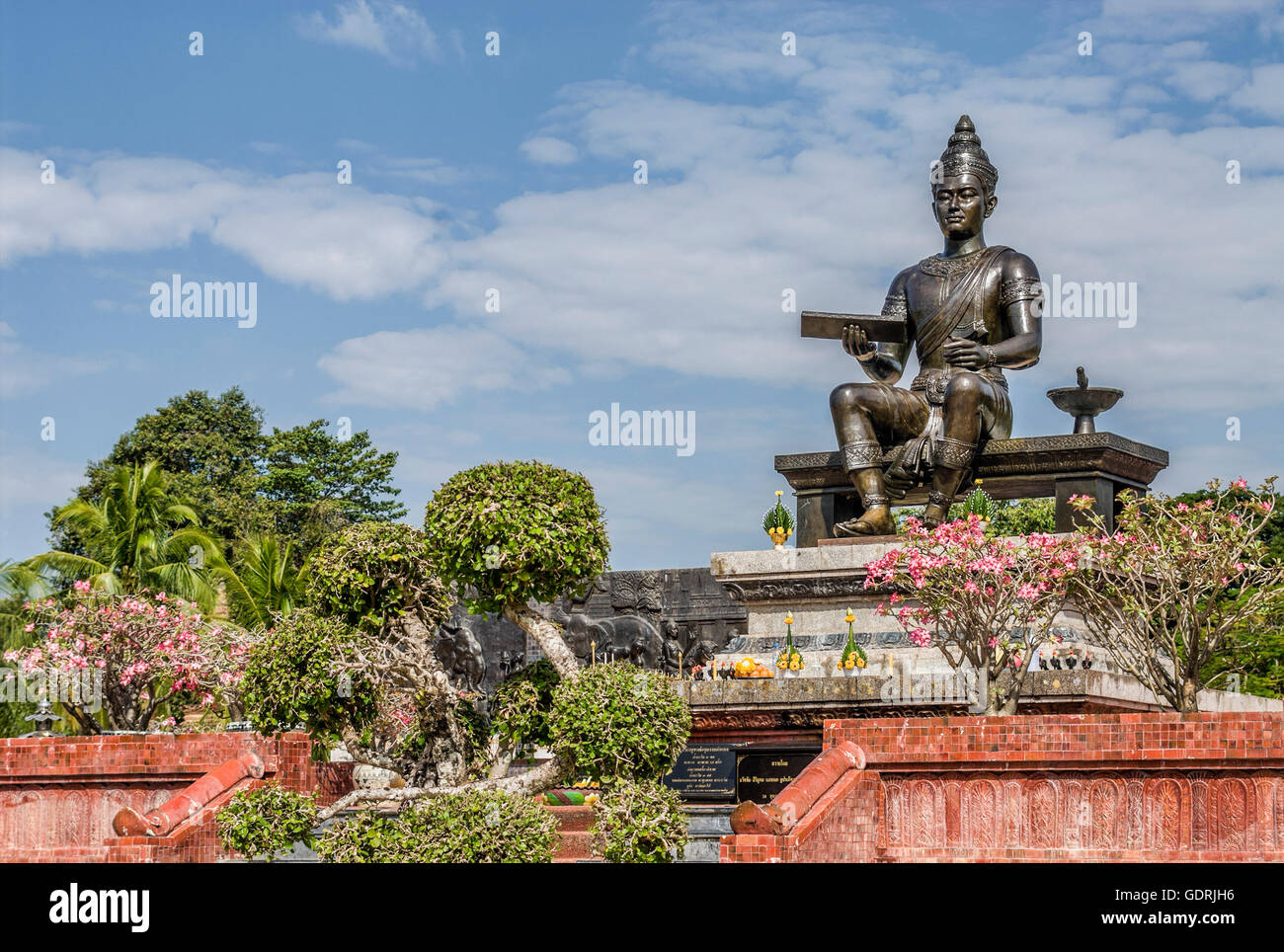 Denkmal von König Ramkhamhaeng der große, wen, das thailändische Alphabet, Sukhothai Historical Park, Thailand erfunden Stockfoto