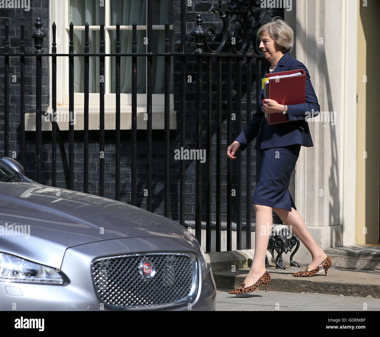 Premierminister Theresa Mai verlässt 10 Downing Street, London, für das House Of Commons, sich des Premierministers Fragen zum ersten Mal als PM. Stockfoto