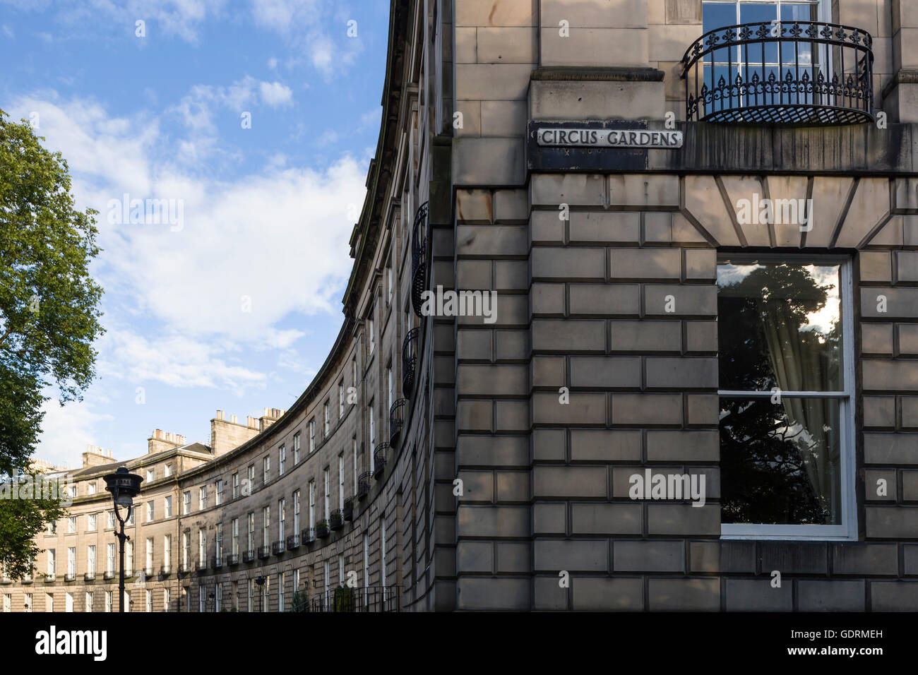 Teil der langen gebogenen Fassade des königlichen Zirkus in der New Town von Edinburgh, entworfen von William Playfair im Jahr 1823. Stockfoto