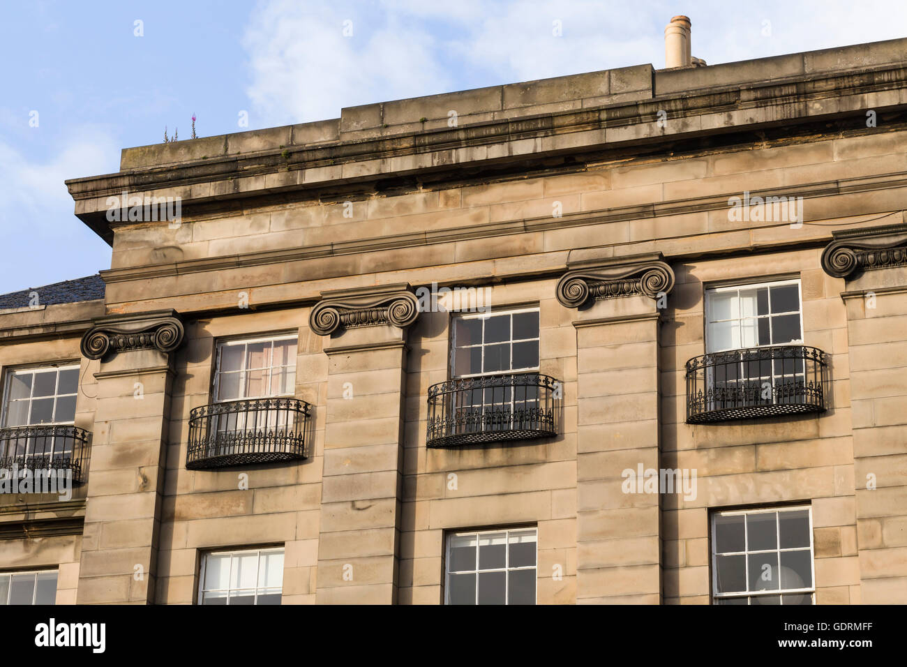 Ionischen Pilastern auf einem Mietshaus in Edinburghs georgianischen Neustadt. Stockfoto