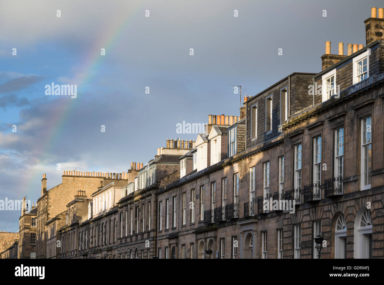 Ein Regenbogen wölbt sich über Häuser in Northumberland Street in der georgischen New Town von Edinburgh. Stockfoto