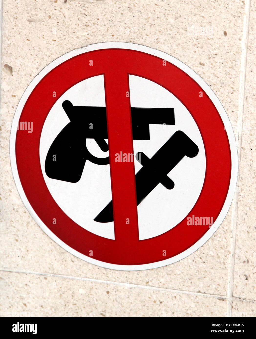 Verbotszeichen gegen Schusswaffen und Messer Stockfoto