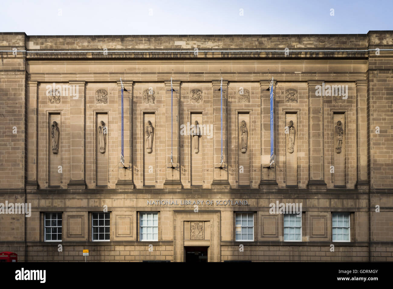 Die National Library of Scotland, Edinburgh, vom Architekten Reginald Fairlie, 1938-56; Skulptur von Hew Lorimer. Stockfoto