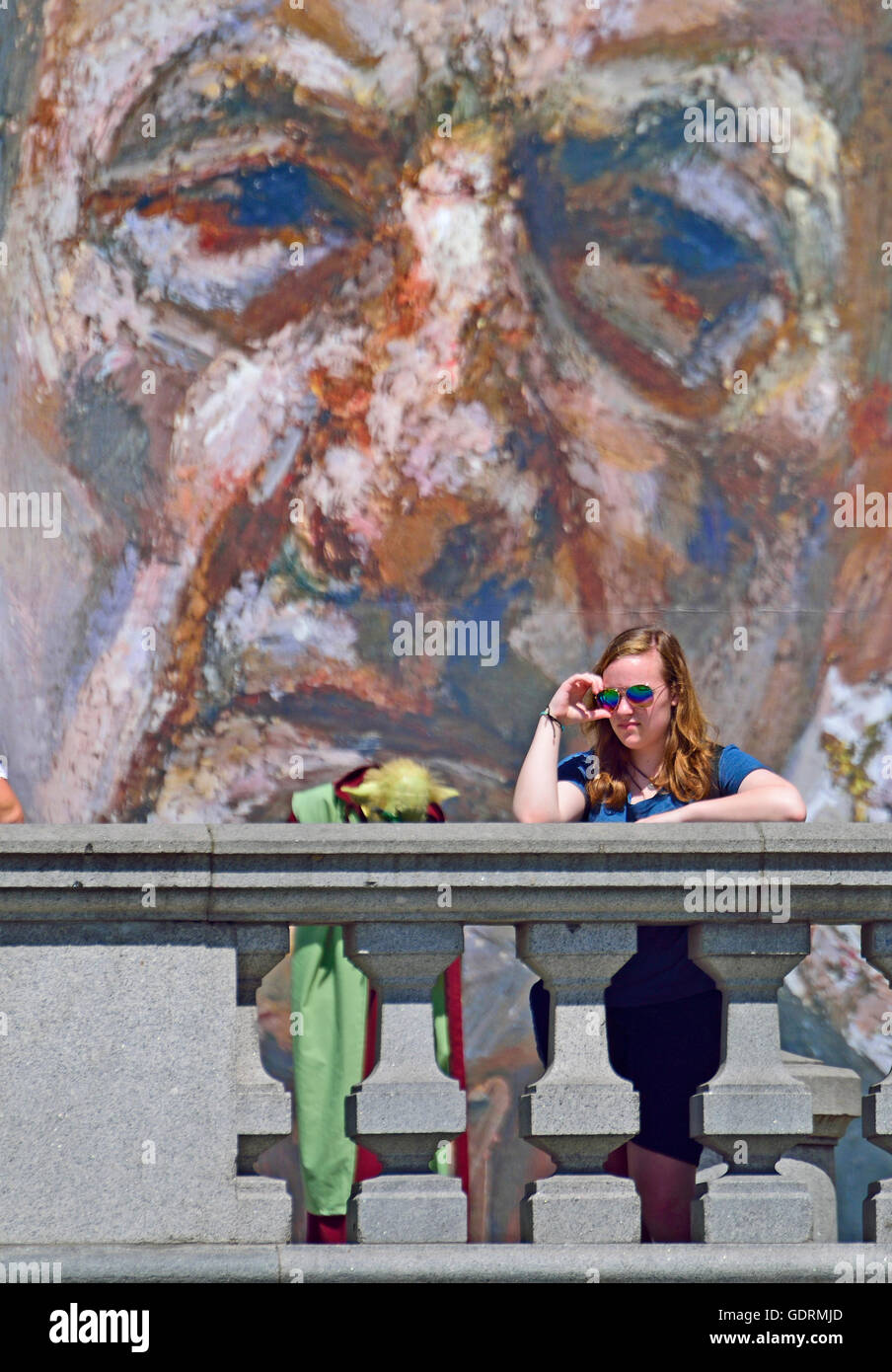 London, England, Vereinigtes Königreich. Junge Frau auf dem Trafalgar Square vor ein großes Plakat Werbung "Gemälde von Malern"-Ausstellung, Stockfoto