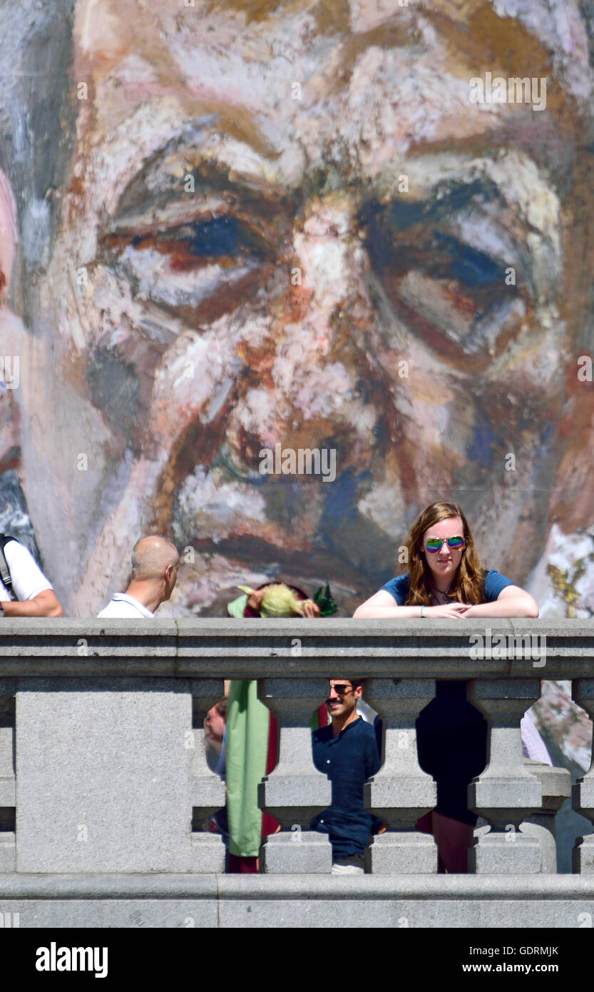 London, England, Vereinigtes Königreich. Junge Frau auf dem Trafalgar Square vor ein großes Plakat Werbung "Gemälde von Malern"-Ausstellung, Stockfoto