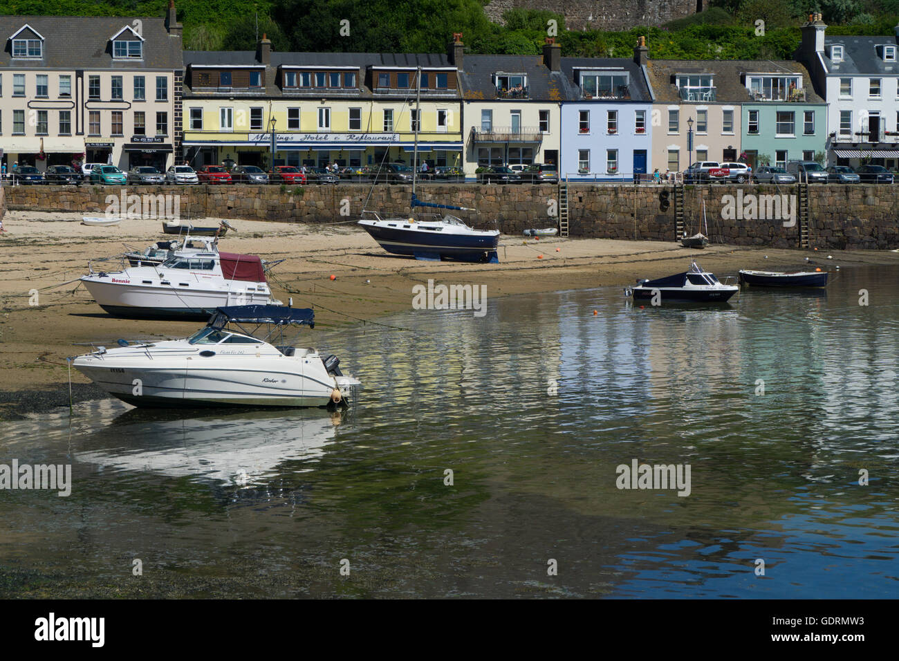 Boote im Hafen von Gorey mit Pier und Restaurants im Hintergrund, Jersey, Kanalinseln Stockfoto