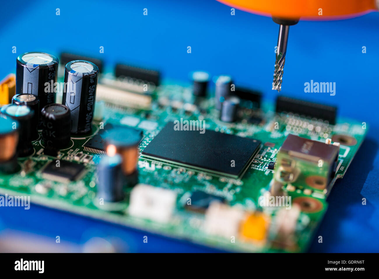 PCB Bearbeitung auf CNC-Maschine Stockfoto