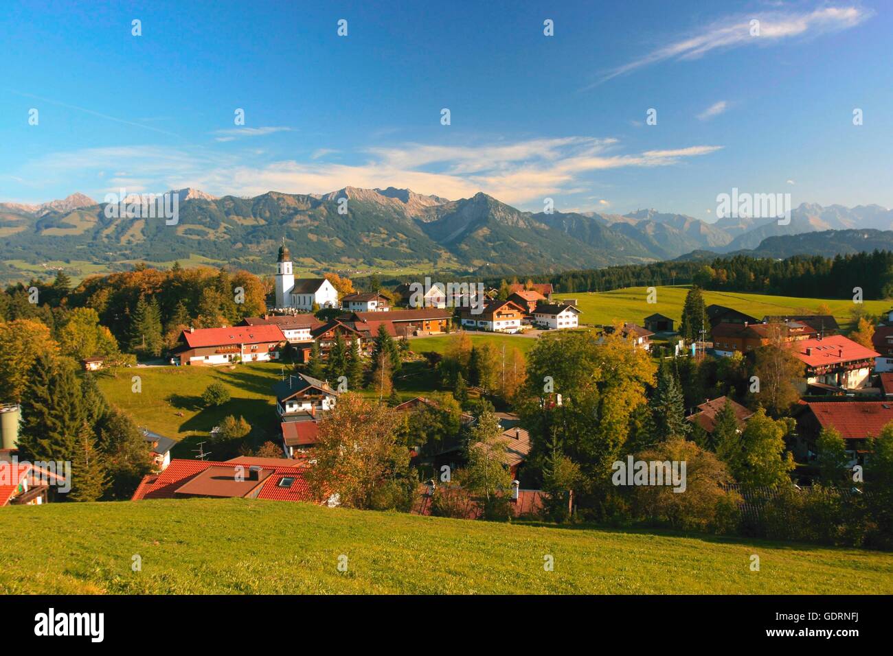 Geographie/Reisen, Deutschland, Bayern, Ofterschwang, Dorf, Ansicht mit Rubihorn (mount) und Nebelhorn (Berg), Additional-Rights - Clearance-Info - Not-Available Stockfoto