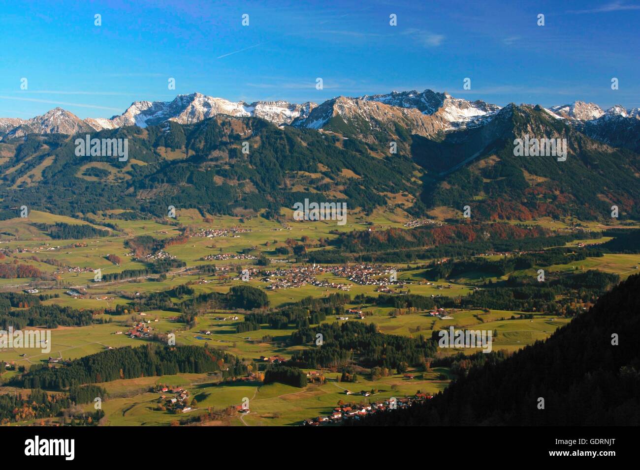 Geographie/Reisen, Deutschland, Bayern, Landschaften, Alpen, Blick von Ofterschwang Horn, Illertal mit Fischen, Nebelhorn (Berg), No-Coffee - Table-Book - Verwendung: Allgäu Stockfoto
