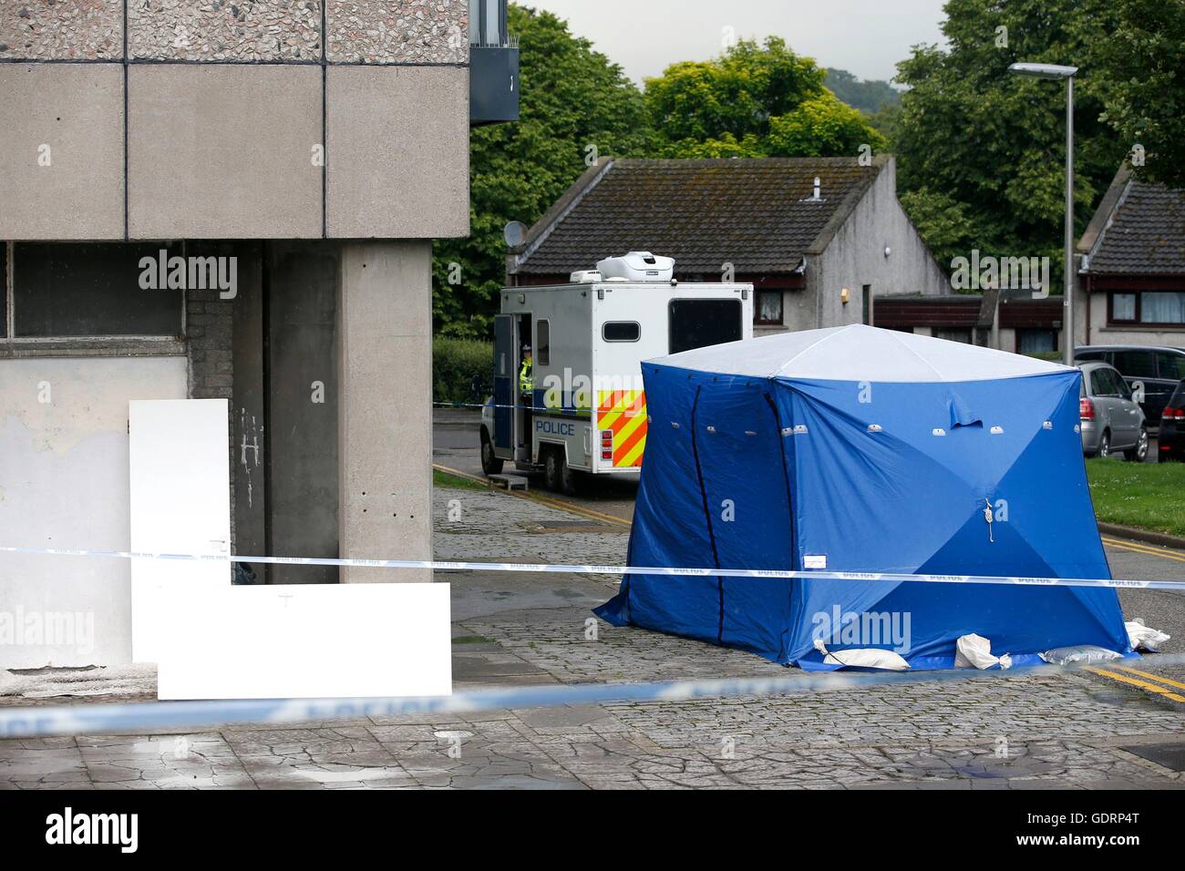 Polizei am Tatort am Donside Hof in der Tillydrone Gegend von Aberdeen, wo zwei Männer und eine Frau nach einer Störung starb. Stockfoto